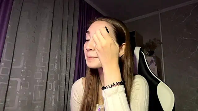 HollyPaw online show from November 2025 06:40:02 PM