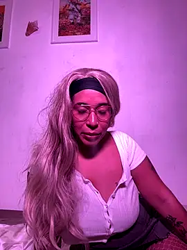 Snapshot of CaneliitaBlaze chatting on November 2025 09:58:01 PM CaneliitaBlaze online show from November 2025 09:58:01 PM