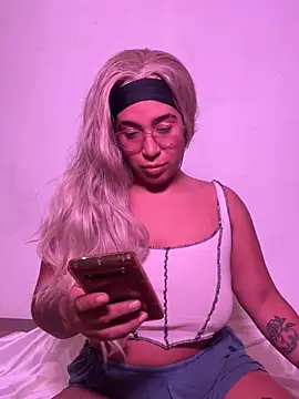 Snapshot of CaneliitaBlaze chatting on November 2025 11:21:02 AM CaneliitaBlaze online show from November 2025 11:21:02 AM