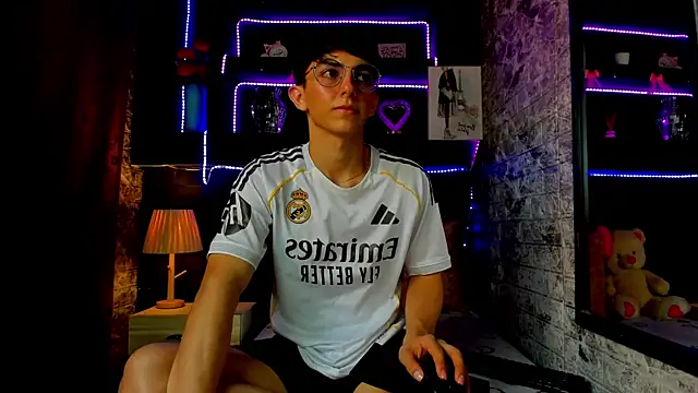 ElanGiraldo online show from August 2026 07:05:02 PM