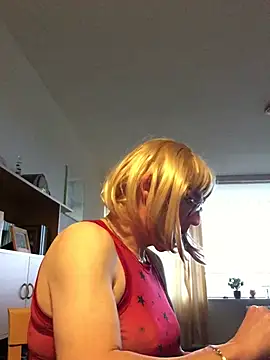 Snapshot of simone_xdressing chatting on December 2024 02:06:02 PM simone xdressing online show from December 2024 02:06:02 PM