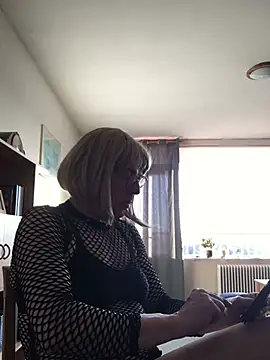 Snapshot of simone_xdressing chatting on January 2025 02:30:02 PM simone xdressing online show from January 2025 02:30:02 PM