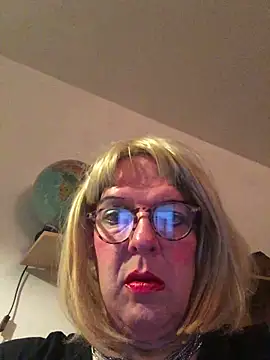 Snapshot of simone_xdressing chatting on September 2025 11:21:01 PM simone xdressing online show from September 2025 11:21:01 PM