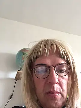 Snapshot of simone_xdressing chatting on October 2025 01:20:02 PM simone xdressing online show from October 2025 01:20:02 PM