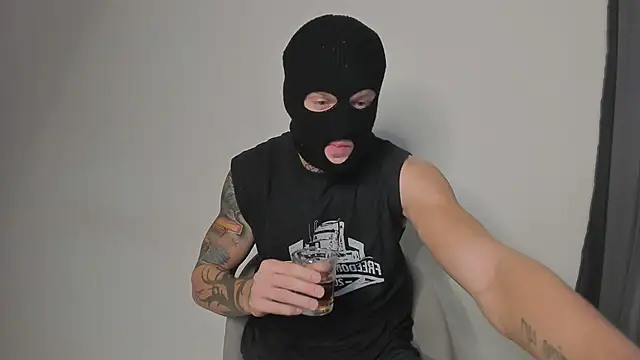 Snapshot of Huntall77 chatting on November 2025 07:03:02 PM Huntall77 online show from November 2025 07:03:02 PM