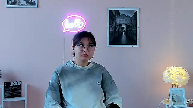 Snapshot of MoonKanan chatting on November 2025 06:19:01 AM MoonKanan online show from November 2025 06:19:01 AM