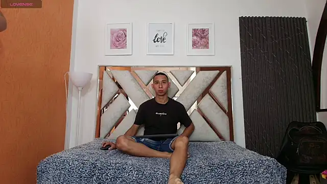 Antonella And Thiago online show from November 2025 12:26:01 PM