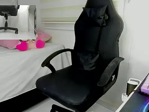 goddess of bitches online show from February 2026 05:03:01 AM