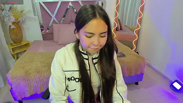 ISABELA TAY online show from November 2025 11:44:01 AM