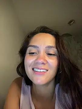 carolsapequinha online show from April 2026 11:21:02 PM