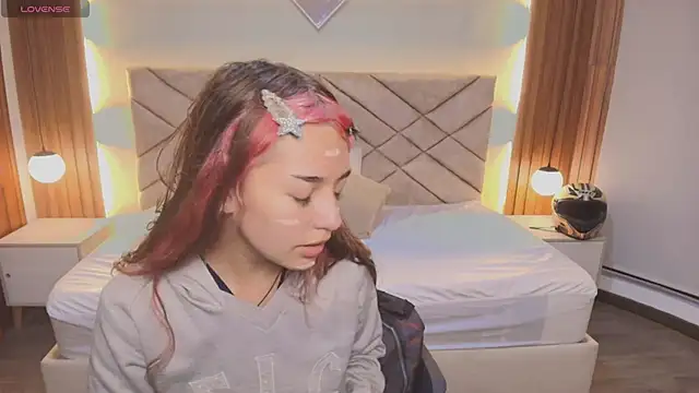 Laracooper  online show from February 2026 09:21:01 PM