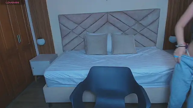 Laracooper  online show from February 2026 07:14:02 PM