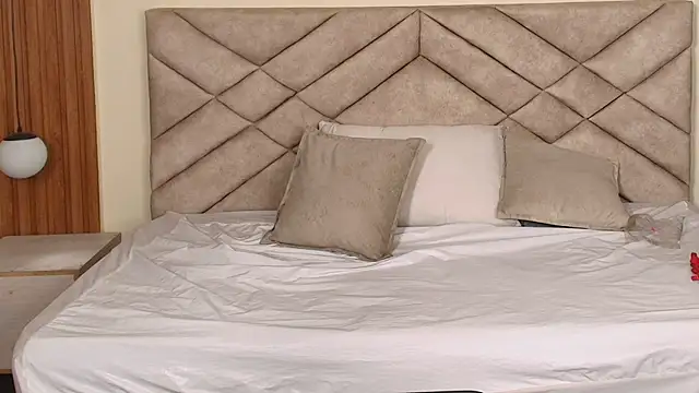 Laracooper  online show from March 2026 07:42:01 PM