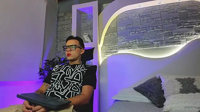 Valentino moretti online show from December 2025 01:05:02 PM