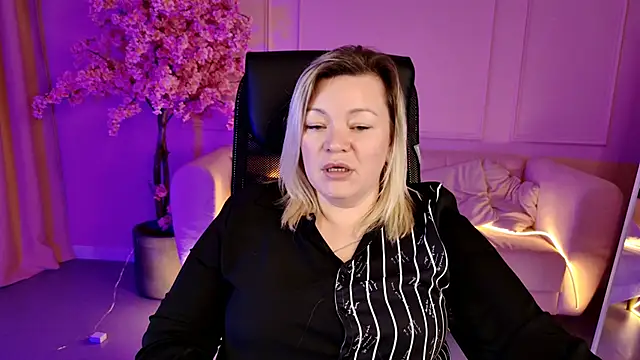 Snapshot of DianaHaworn chatting on November 2025 01:17:02 PM DianaHaworn online show from November 2025 01:17:02 PM