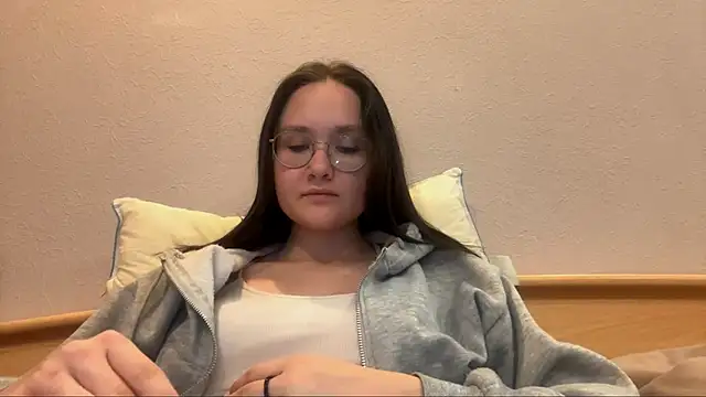 Snapshot of MidnightMelt chatting on November 2025 01:17:02 PM MidnightMelt online show from November 2025 01:17:02 PM