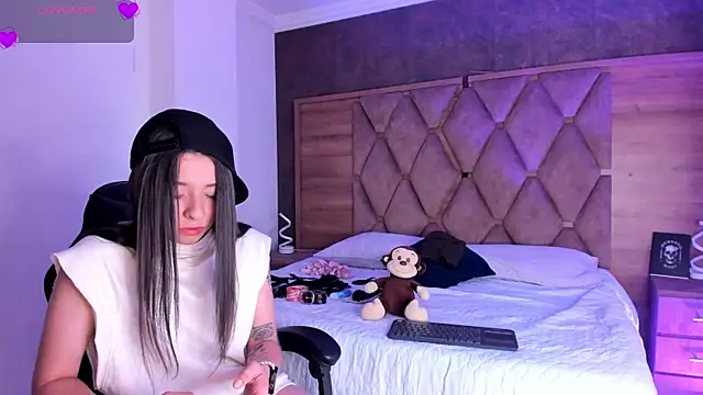 Snapshot of VictoriaSaenz1_ chatting on December 2025 01:40:02 PM VictoriaSaenz1 online show from December 2025 01:40:02 PM