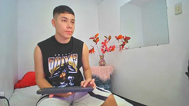 Snapshot of Lucastorrez01 chatting on November 2025 02:25:01 AM Lucastorrez01 online show from November 2025 02:25:01 AM