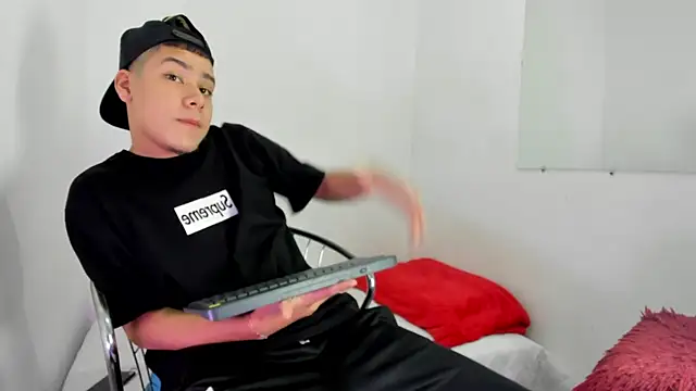 Snapshot of Lucastorrez01 chatting on February 2026 10:36:01 PM Lucastorrez01 online show from February 2026 10:36:01 PM