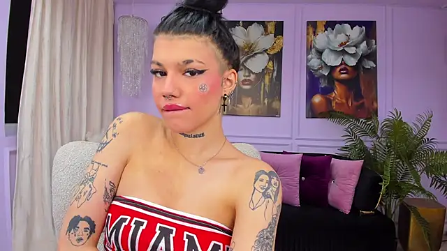 Snapshot of YasminWild chatting on February 2026 04:28:02 AM YasminWild online show from February 2026 04:28:02 AM