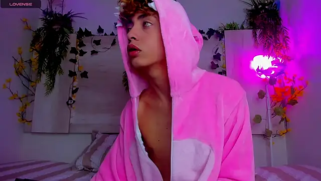 Snapshot of Twinkk_Guy chatting on November 2025 02:39:01 AM Twinkk Guy online show from November 2025 02:39:01 AM