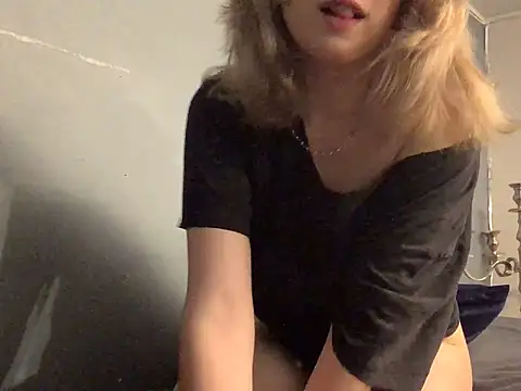 Snapshot of chaton_blanche chatting on May 2026 06:06:01 PM chaton blanche online show from May 2026 06:06:01 PM
