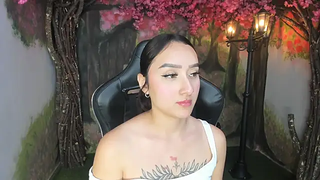 HorneyyQueen online show from November 2025 04:57:02 PM