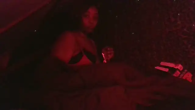 Snapshot of VenezuelaLuxeNoir chatting on December 2025 07:59:01 AM VenezuelaLuxeNoir online show from December 2025 07:59:01 AM