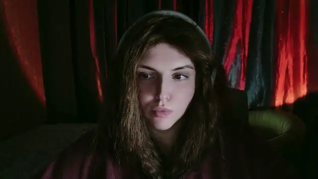 DaraSecret online show from November 2025 04:18:02 PM