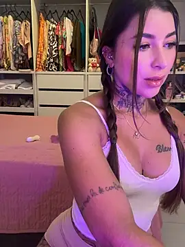 thauanydemontie online show from May 2026 05:53:01 PM