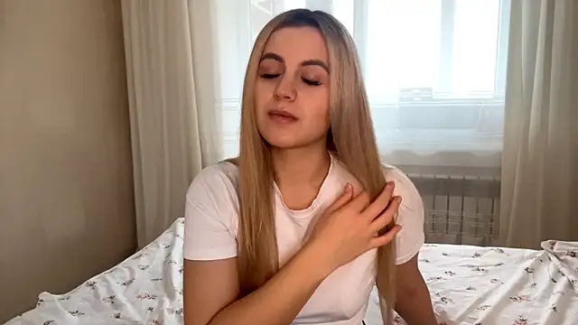 LuciaShadwell online show from November 2025 04:44:01 AM