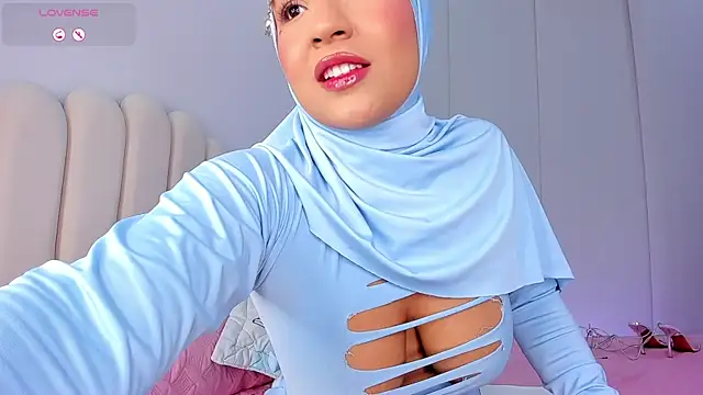 Snapshot of Amira-Zahra chatting on June 2026 10:41:02 PM Amira-Zahra online show from June 2026 10:41:02 PM