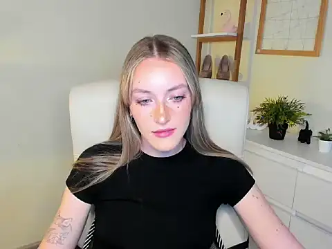 Snapshot of EvelynBlond chatting on November 2025 01:43:01 PM EvelynBlond online show from November 2025 01:43:01 PM