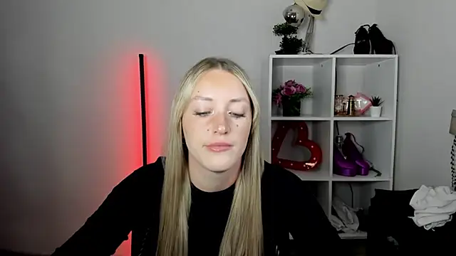 Snapshot of EvelynBlond chatting on July 2026 12:45:02 PM EvelynBlond online show from July 2026 12:45:02 PM