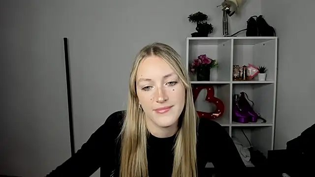 Snapshot of EvelynBlond chatting on July 2026 12:51:01 PM EvelynBlond online show from July 2026 12:51:01 PM