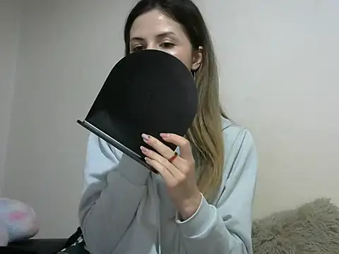 Snapshot of Erii18 chatting on November 2025 02:16:01 PM Erii18 online show from November 2025 02:16:01 PM