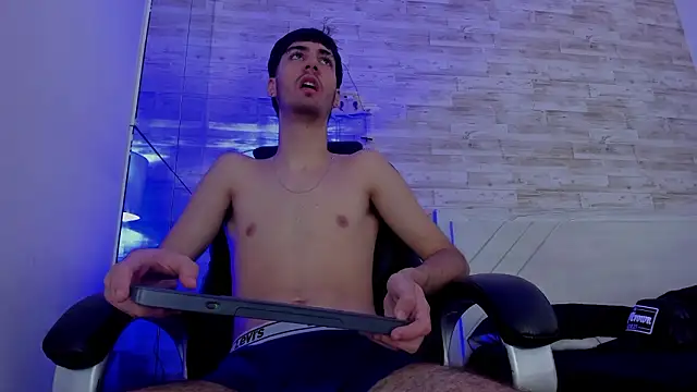 Emir Ozan  online show from February 2026 08:01:01 PM