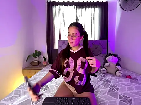 Snapshot of SophieeMoore chatting on December 2025 06:59:01 PM SophieeMoore online show from December 2025 06:59:01 PM