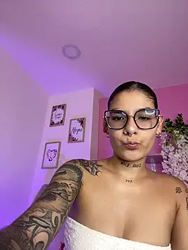 Snapshot of LauraRaider chatting on July 2026 01:08:01 AM LauraRaider online show from July 2026 01:08:01 AM