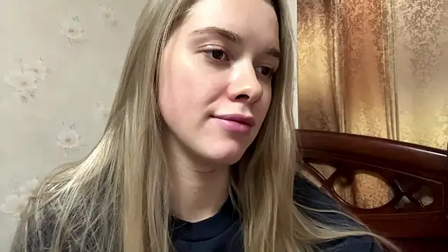 Snapshot of MichikoWienandt chatting on December 2025 02:11:01 PM MichikoWienandt online show from December 2025 02:11:01 PM