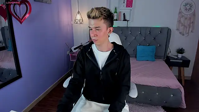 Juaan Diick online show from March 2026 04:36:01 PM