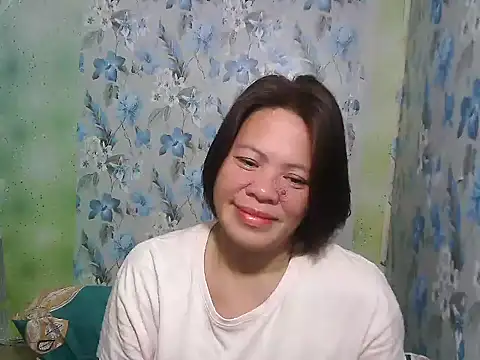 Snapshot of Smilinglovely chatting on December 2025 10:51:03 PM Smilinglovely online show from December 2025 10:51:03 PM