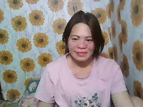 Snapshot of Smilinglovely chatting on January 2026 01:04:02 PM Smilinglovely online show from January 2026 01:04:02 PM