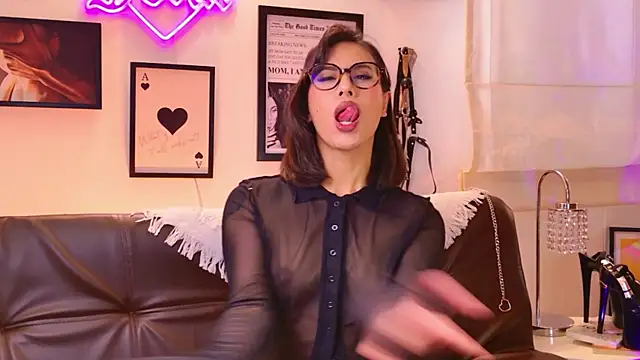 Rue Bellafire online show from December 2025 05:32:01 PM