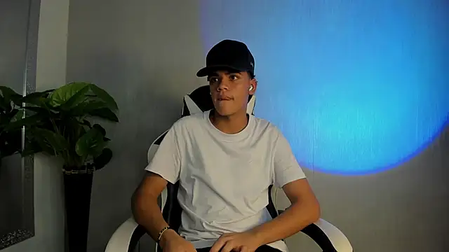 Isaac Collins  online show from December 2025 08:04:02 PM