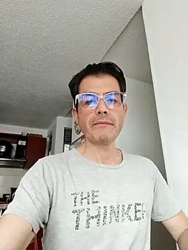 Snapshot of Fuegosutil chatting on November 2025 07:40:03 PM Fuegosutil online show from November 2025 07:40:03 PM