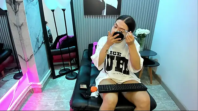 Snapshot of Violettacamss_69 chatting on November 2025 04:42:02 PM Violettacamss 69 online show from November 2025 04:42:02 PM