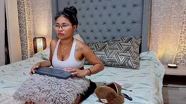 Miaa Collinss online show from November 2025 08:34:02 PM