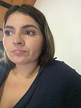 Snapshot of RosaliaVicky chatting on January 2026 02:25:01 AM RosaliaVicky online show from January 2026 02:25:01 AM