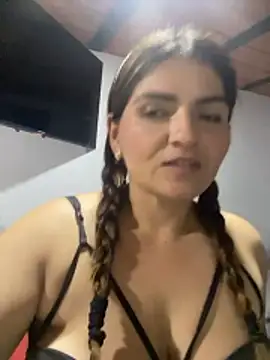 Snapshot of RosaliaVicky chatting on January 2026 01:32:01 AM RosaliaVicky online show from January 2026 01:32:01 AM